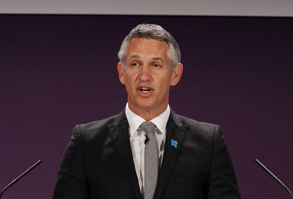 ARCHIVO- En imagen de archivo del martes 24 de abril de 2012, el ex futbolista inglés Gary Lineker toma la palabra antes del sorteo para el fútbol de los Juegos Olímpicos 2012, en el Estadio Wembley de Londres. (AP Foto/Kirsty Wigglesworth, archivo)