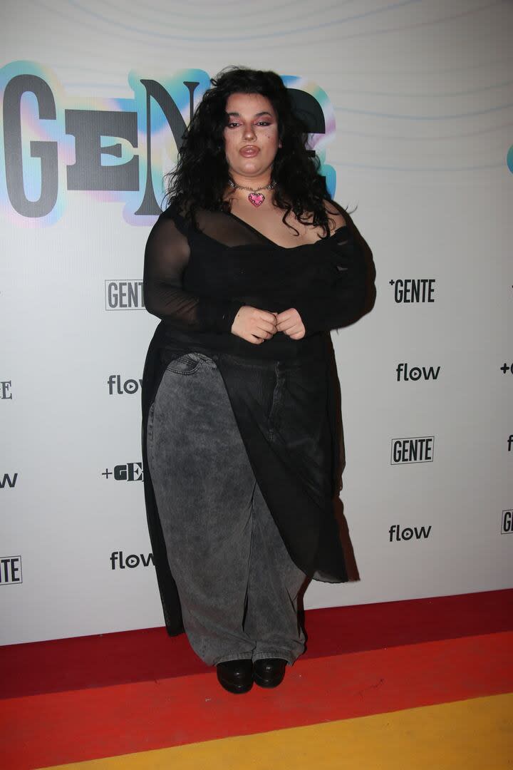 La cantante Luz Gaggi, otra de las celebridades que eligió un look total black