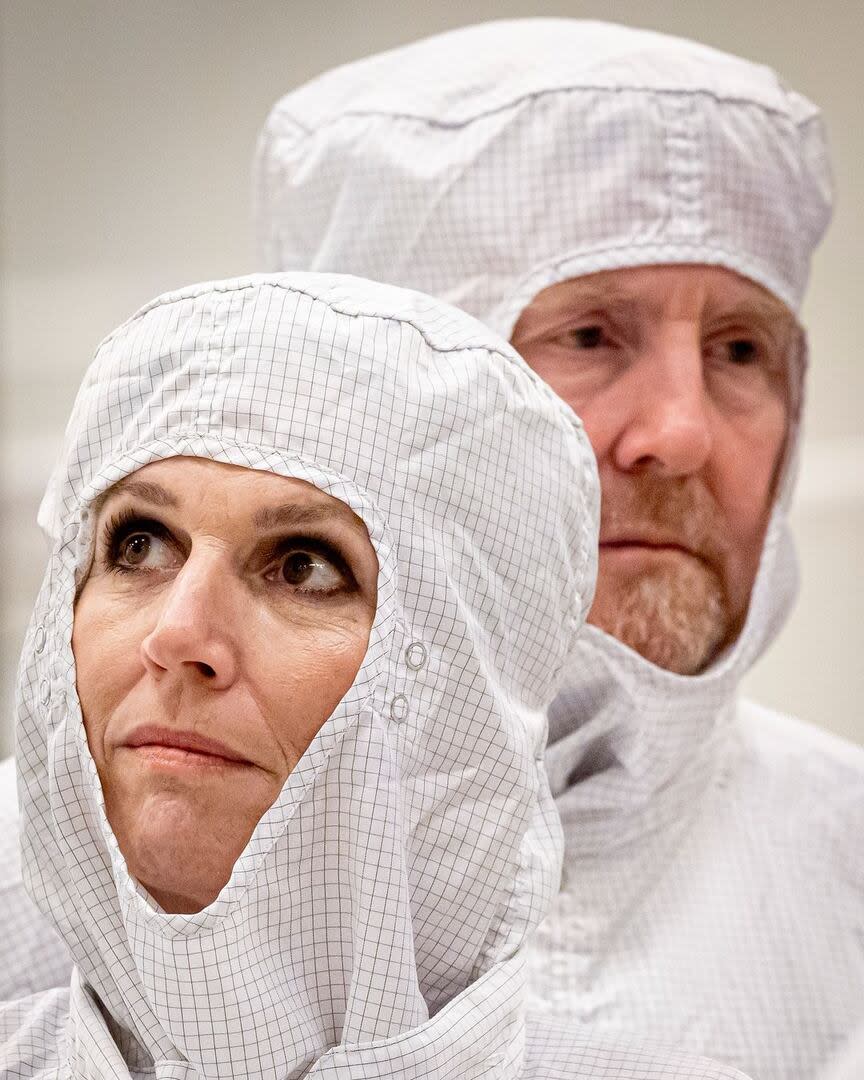 La reina Máxima y el rey Guillermo visitaron una fábrica de semiconductores y vistieron mamelucos