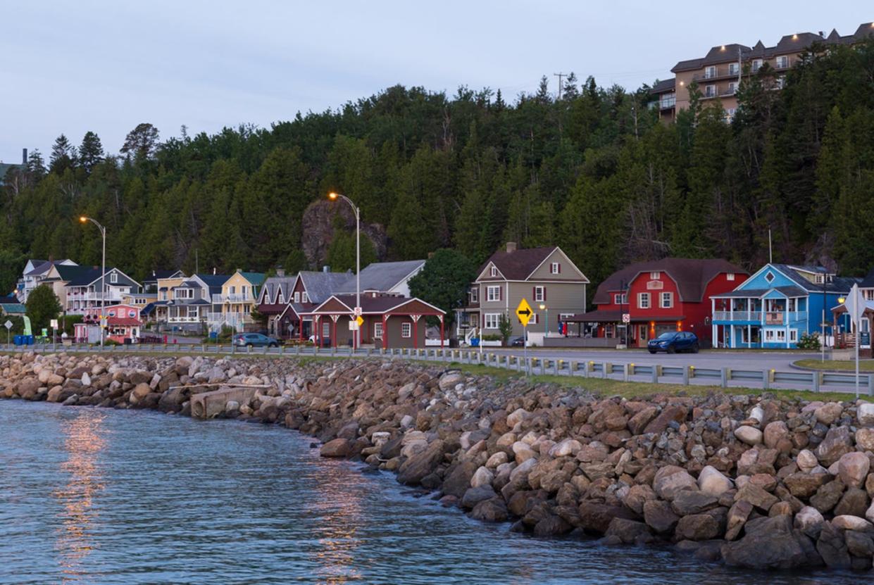 Des maisons construites le long du fleuve Saint-Laurent, à La Malbaie. Les techniques d’enrochement et de bétonisation utilisées pour protéger les terrains privés et les sites industriels des fluctuations du niveau de l’eau réduisent la biodiversité des rives. (Shutterstock)