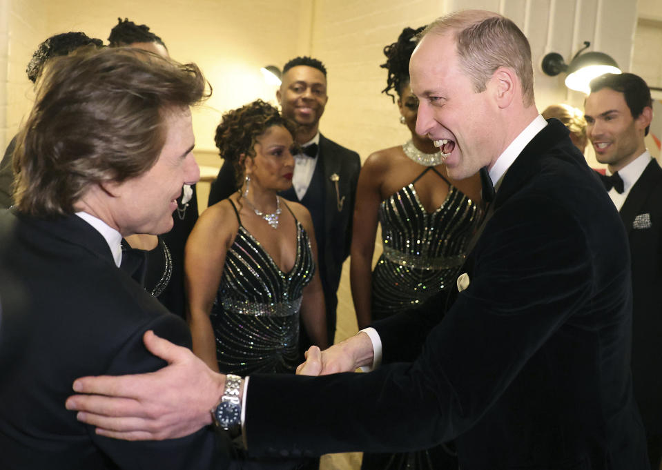 El príncipe Guillermo, el príncipe de Gales, derecha, habla con el actor estadounidense Tom Cruise, en la gala y cena de London Air Ambulance Charity en The OWO en Londres el miércoles 7 de febrero de 2024. (Daniel Leal/Pool Photo via AP)