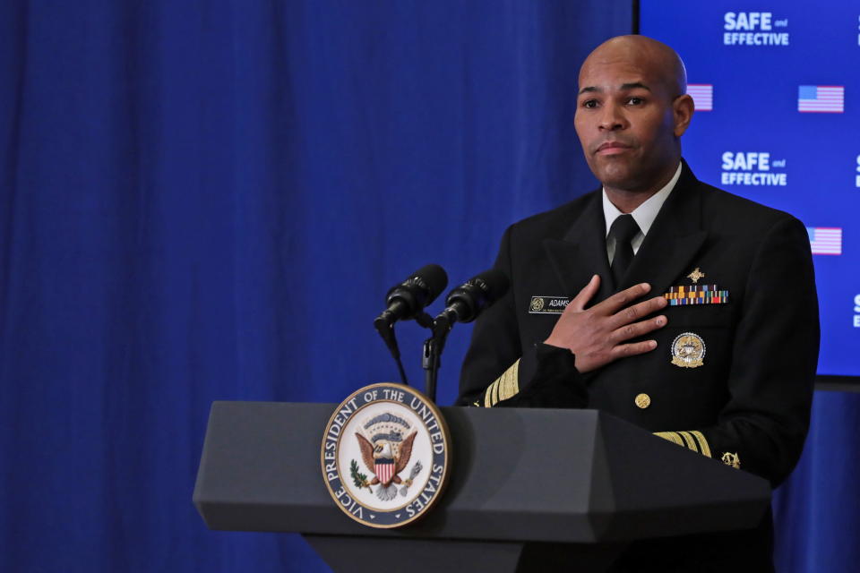 Le chirurgien général américain Jerome Adams prend la parole après avoir reçu le vaccin contre la maladie à coronavirus (COVID-19) à la Maison Blanche à Washington, États-Unis, le 18 décembre 2020. REUTERS/Cheriss May