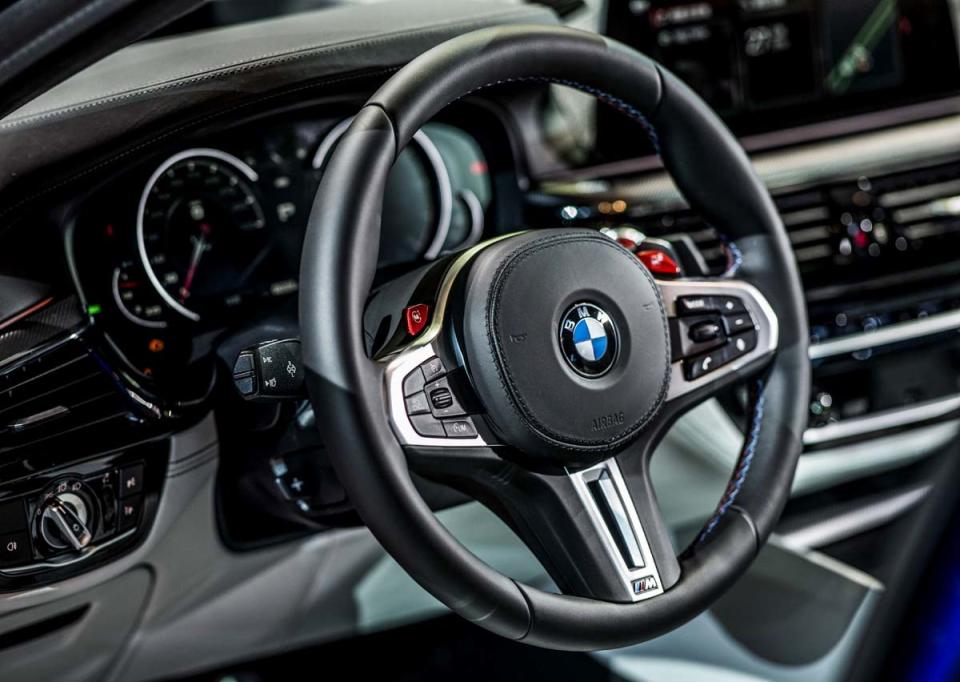 讓人期待已久的BMW M5終於正式在台灣上市，這部終極的高性能跑房車向來是BMW最具指標意義的高性能跑房車，不論是在實質的性能表現方面或是在車上運用的技術方面，M5都是最