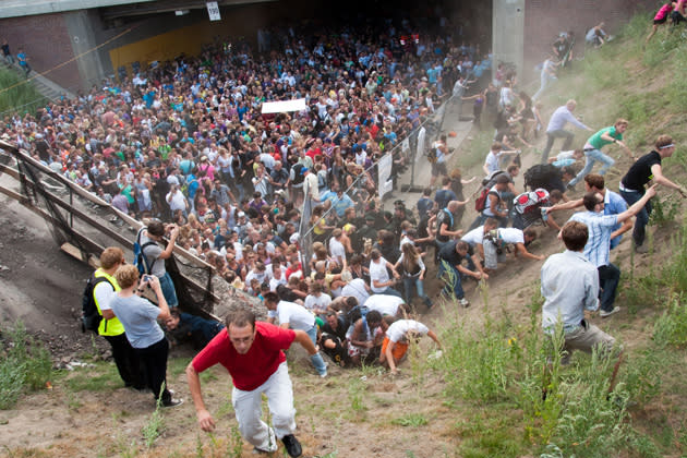 <b>Adolf Sauerland</b><br><br>Dem einstigen Bürgermeister wird vorgeworfen, bei der Genehmigung der Loveparade im Sommer 2010 Fehler gemacht und beim Umgang mit den Angehörigen der 21 Todesopfer versagt zu haben. Im September 2010 scheiterte eine Abwahl Sauerlands knapp. (Bild: dpa)