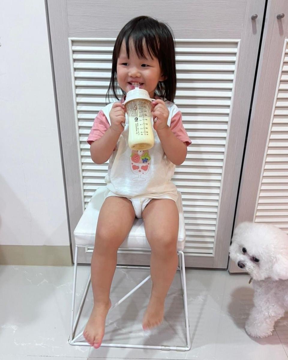 王思平在女兒睡前還會泡一杯牛奶讓她補充營養。