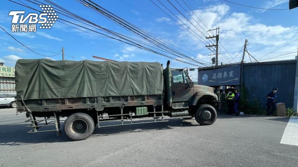 軍用卡車右轉時與機車擦撞。（圖／TVBS）