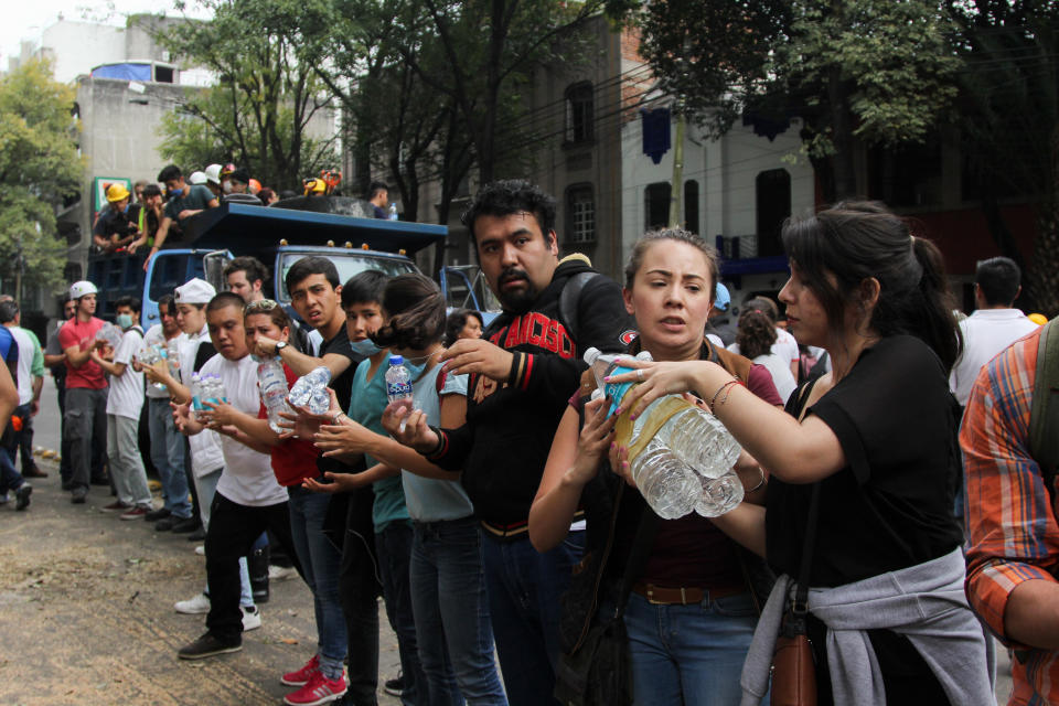 27 imágenes de México frente al sismo que erizan la piel de emoción