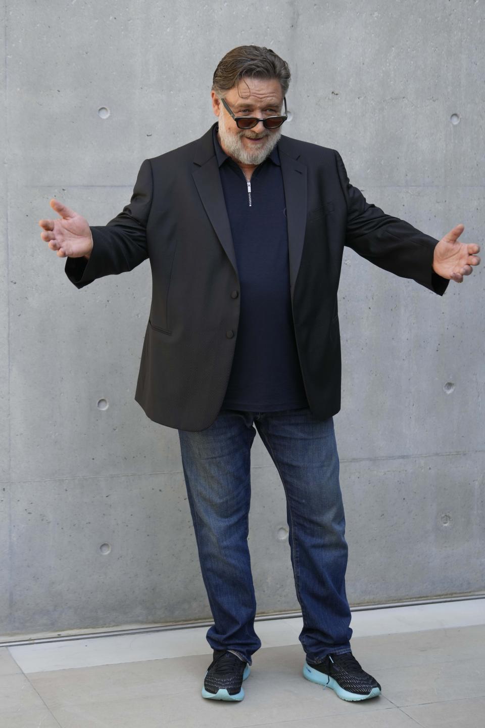 Russel Crowe attends the Giorgio Armani Men's Spring Summer 2025 fashion show, that was presented in Milan, Italy, Monday, June 17, 2024. (AP Photo/Luca Bruno).