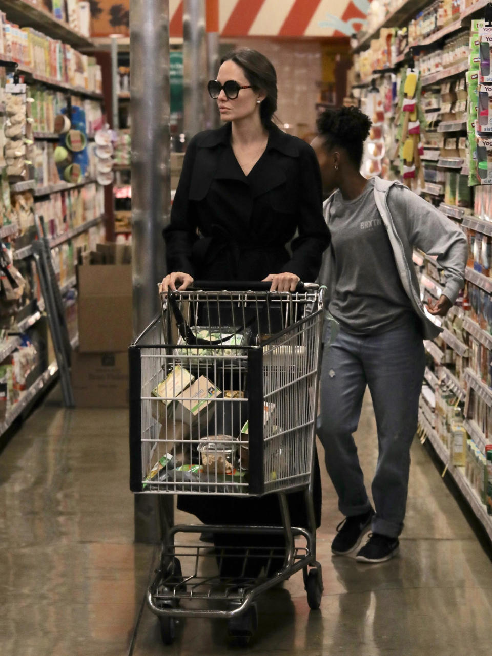Angelina Jolie grocery-shops with some of her kids, including Zahara Jolie-Pitt, at Whole Foods in L.A. on March 20, 2018. (Photo: Mega Agency)