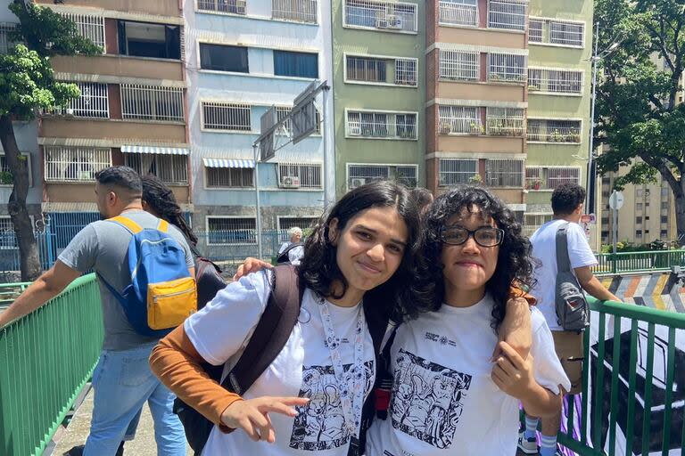 Las estudiantes venezolanas Ana y Zaleth, de 18 y 19 años