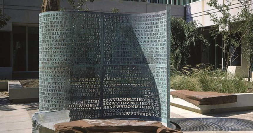 CIA總部廣場的銅雕「Kryptos」上面滿布著神祕的密碼，其中有一段30年來無人能解。（圖／翻攝自Kryptos　wikipedia）