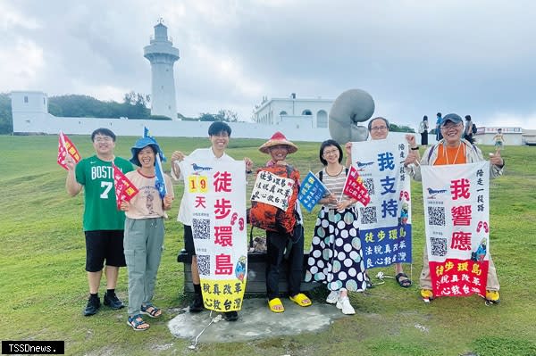 法盟志工阿展(中)發願「徒步環島、為台灣祈福」，沿途許多民眾熱情加油。