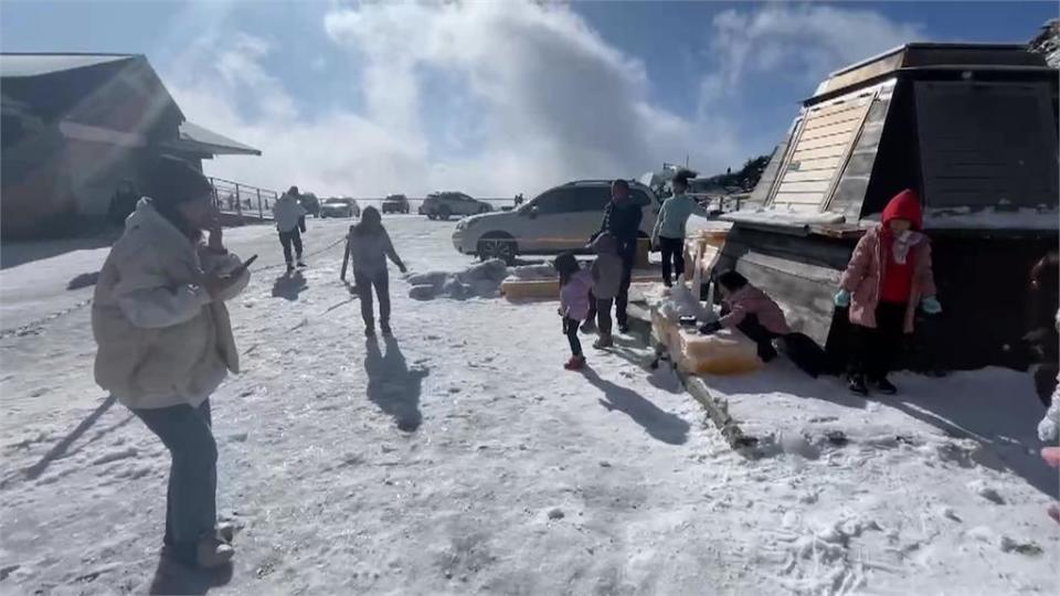 合歡山積雪未融！豔陽照白雪出大景　排隊上山車潮更多了