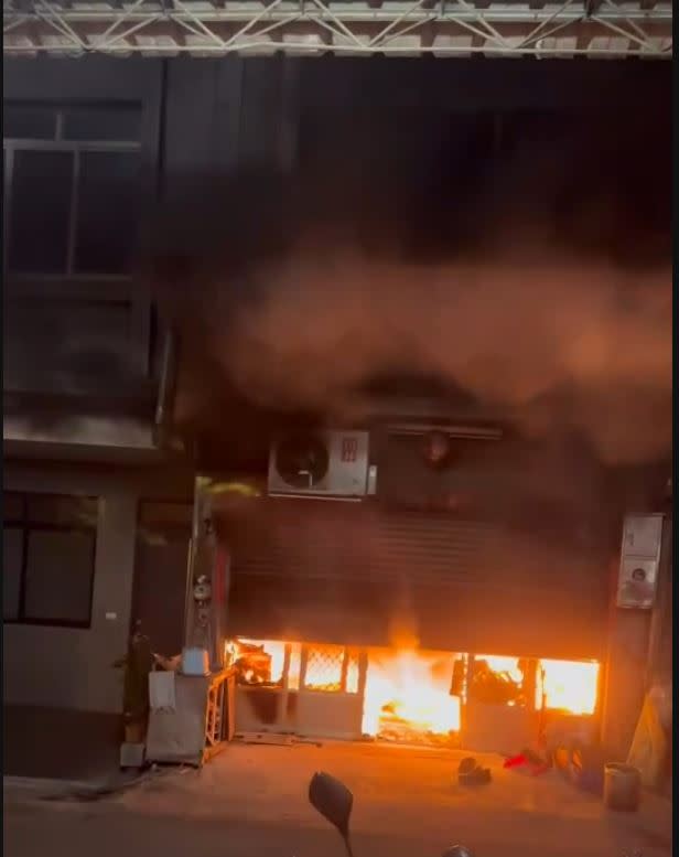 台中大里區一處民宅凌晨發生大火。（圖／翻攝畫面）