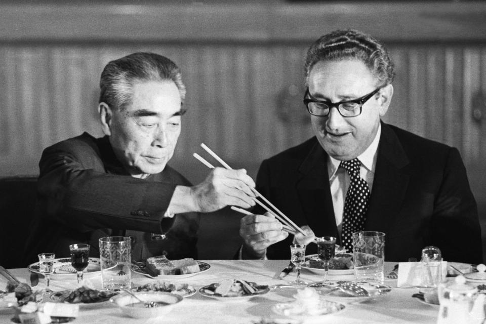 Kissinger Eating with Zhou Enlai (Bettmann Archive via Getty Images)