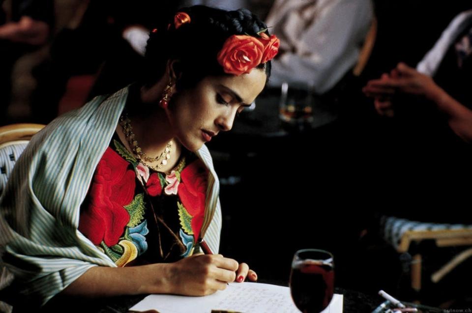 A mais famosa das pintoras mexicanas ganhou sua cinebiografia com Salma Hayek no papel principal. ‘Frida’ (2002) mostra como a artista superou problemas físicos e um casamento turbulento para deixar sua marca na História.