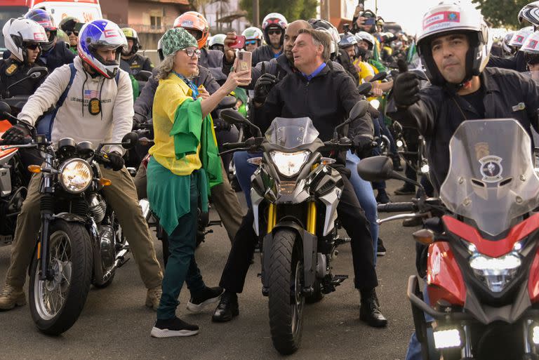 Bolsonaro durante una de sus campañas en moto en Minas Gerais (Photo by DOUGLAS MAGNO / AFP)