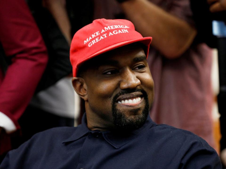 Kanye West sonríe durante una reunión con el presidente de Estados Unidos, Donald Trump, para hablar de la reforma de la justicia penal en 2018 (REUTERS)