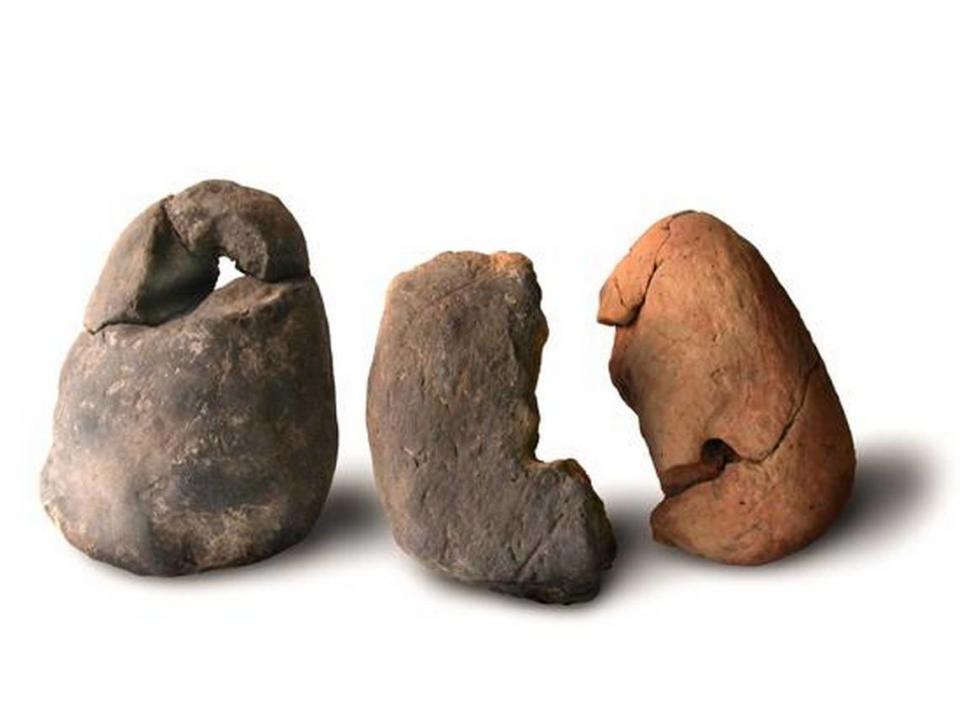 Loom weights discovered from the Late Neolithic to Bronze Age site.