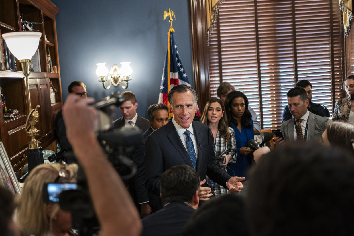 El senador republicano de Utah Mitt Romney habla con reporteros tras anunciar que no buscará reelegirse, en el Capitolio de Washington, el miércoles 13 de septiembre de 2023. (Haiyun Jiang/The New York Times)