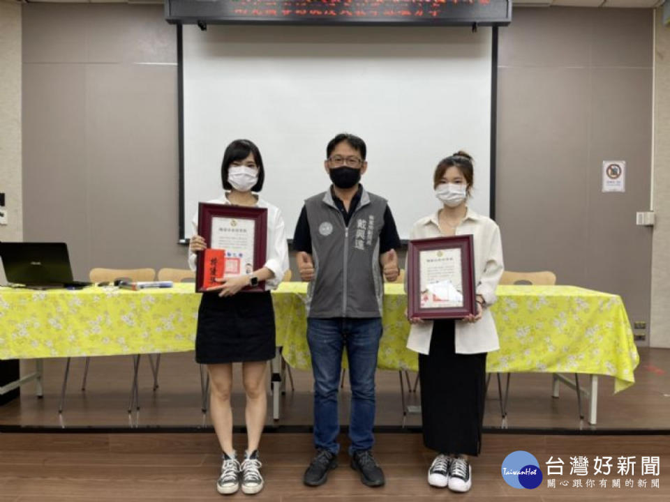 「110學年桃園市客語沉浸式教學模組」特優獎得主-桃園市中壢區中壢國民小學附設幼兒園老師黃捷（左）、龔欣（右)，精心製作學習歷程手冊，為幼兒留下珍貴回憶。<br /><br />
