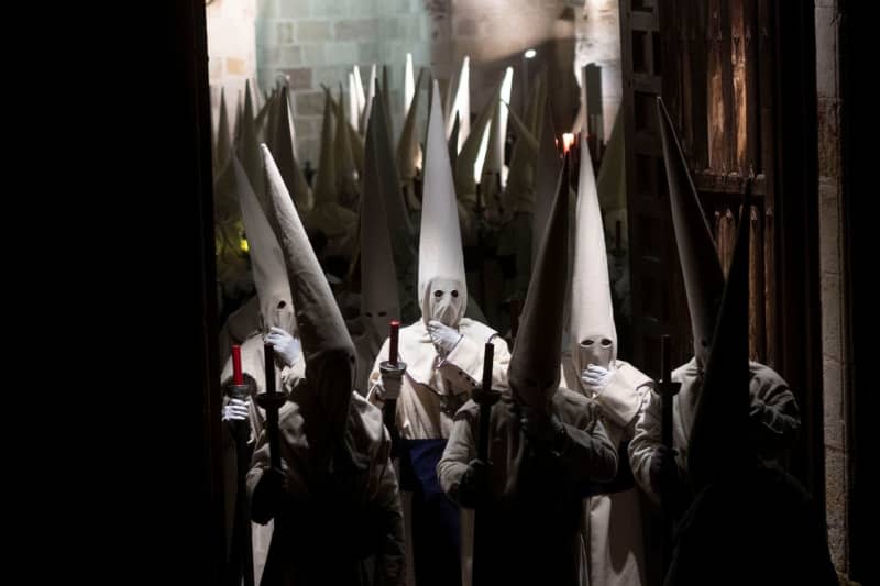 Penitents of the "Jesus Yacente" brotherhood participate in a religious procession during Holy Week in Zamora. Manuel Balles/ZUMA Press Wire/dpa