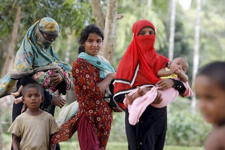 Rohingya women and children walk back from a hospital near the Kutupalong refugee camp May 31, 2015. REUTERS/Rafiqur Rahman