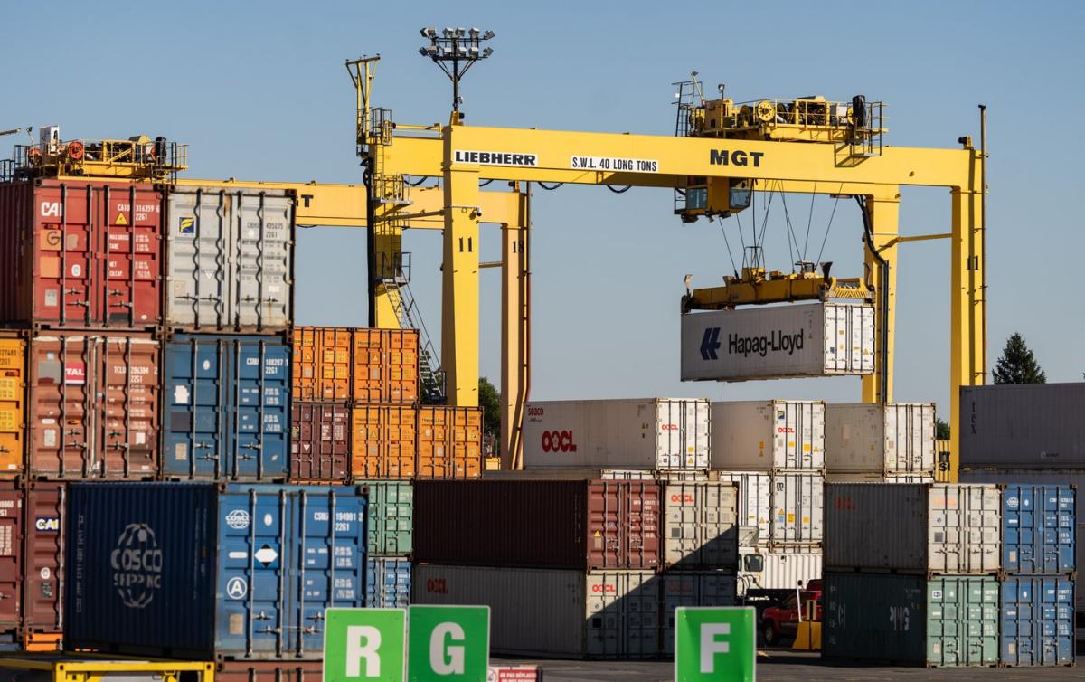 Montreal dockworkers set to halt all overtime work as talks drag on