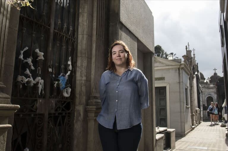 Pilar O’Gorman, sobrina chozna de Camila, delante de la bóveda donde descansan los restos de aquella valiente mujer 