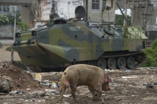 La policía de Rio de Janeiro ocupó este domingo el complejo de favelas de Manguinhos, uno de los más violentos de la ciudad en manos de traficantes, e intensificó su presencia en Jacarezinho, entre los mayores centros de consumo de crack en esa zona de Brasil, constataron periodistas de la AFP. (AFP | christophe simon)