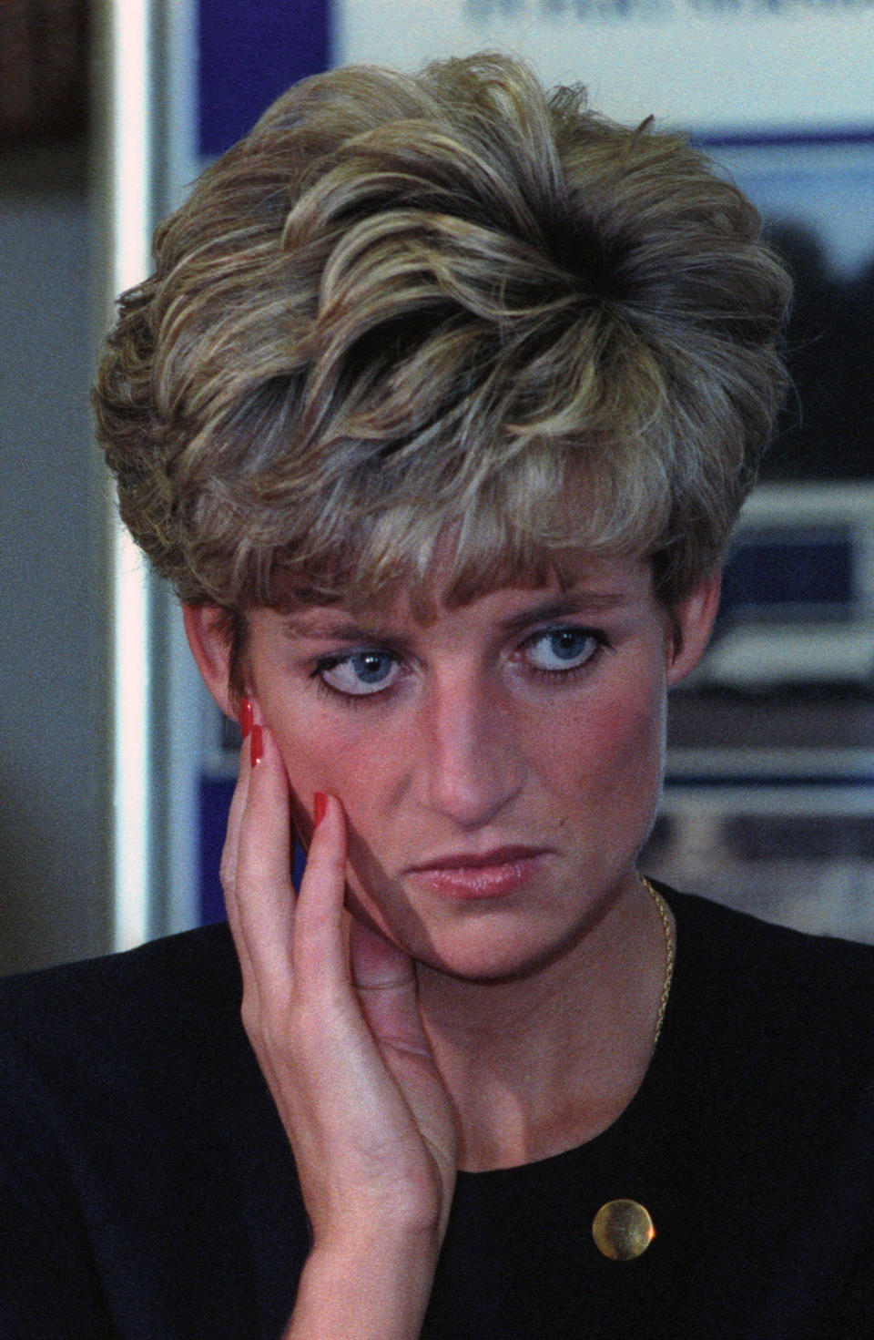 The Princess of Wales reacts during a visit to a hostel in Vauxhall, South London August 22, 1994.  REUTERS/Andre Camara   (BRITAIN - Tags: SOCIETY ROYALS)