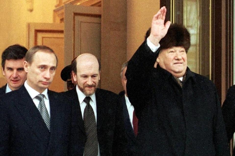 俄羅斯也有過真正的民主，只不過是曇花一現。在1996年的總統選舉，總共有11人角逐，第一輪葉爾辛(右)得票率35.5%。左一為普丁/維基