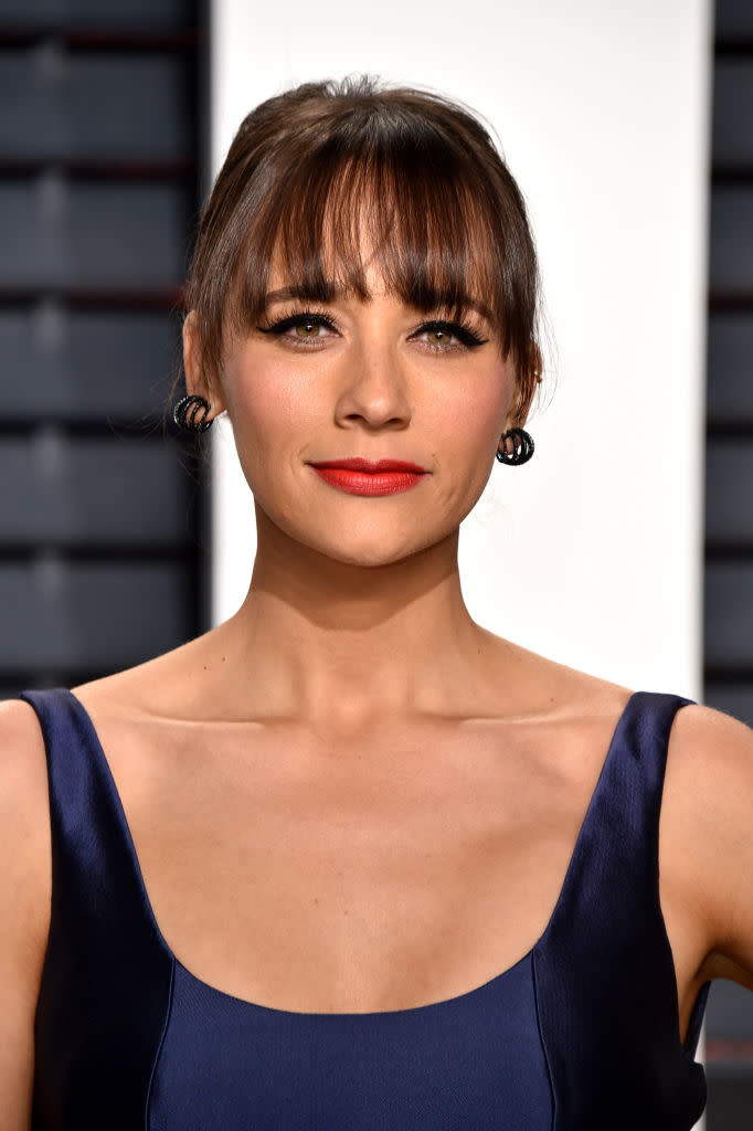 Rashida Jones wears Glossier’s Cloud Paint in Haze at the ‘Vanity Fair’ Oscars Viewing Party. (Photo: Getty)