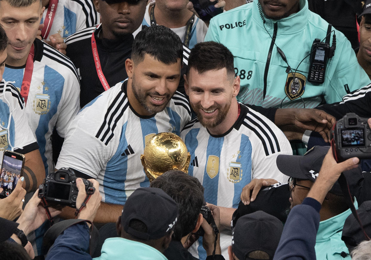 Kun Agüero festejando junto a Messi la consecución de la Copa del Mundo Qatar 2022 tras vencer a Francia.  (Visionhaus/Getty Images)