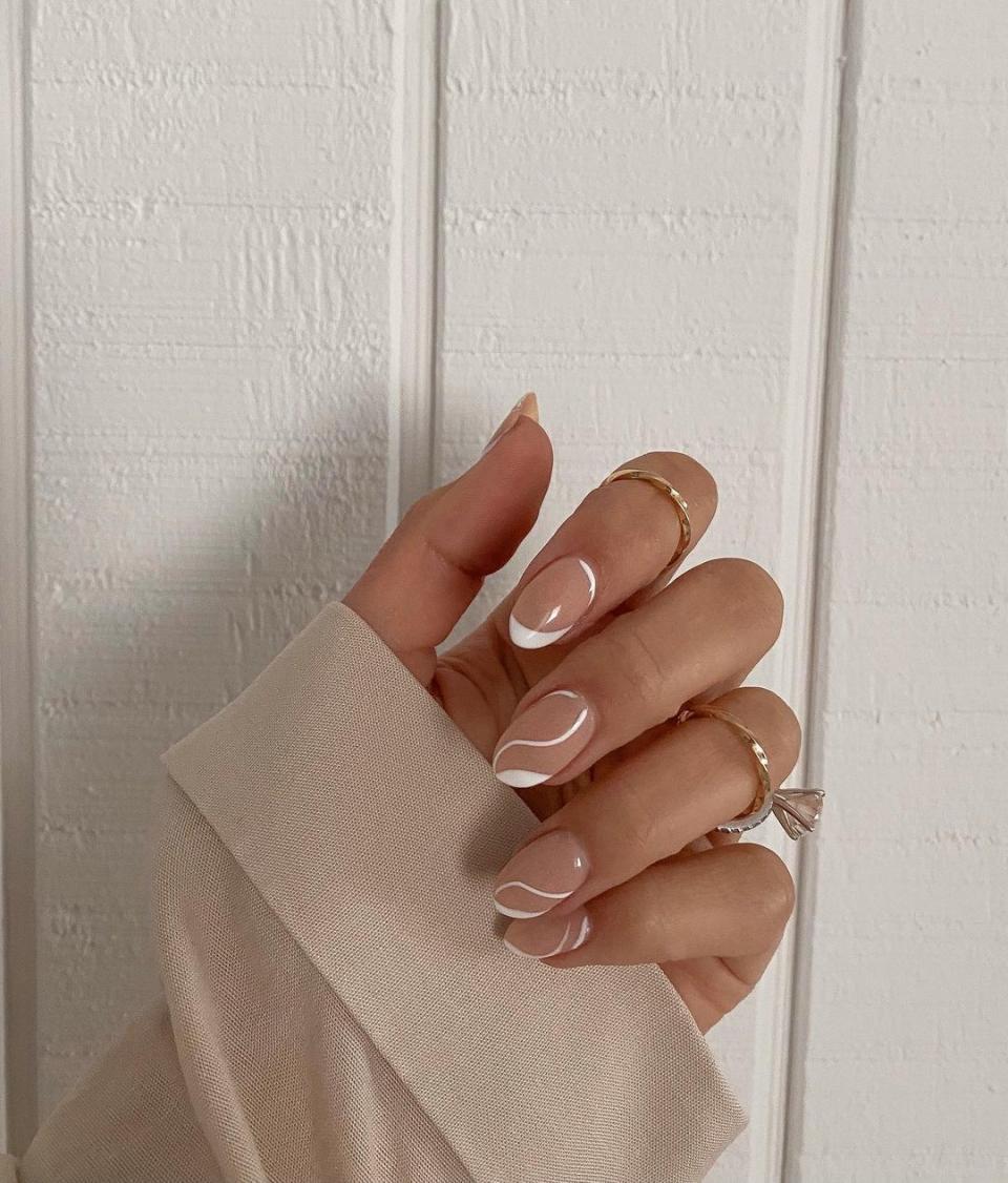 <h1 class="title">minimalist swirl bridesmaid nails</h1><cite class="credit">[@jessica\_oloughlin](https://www.instagram.com/p/CPd8HxrgOfM/){: target="_blank"}</cite>