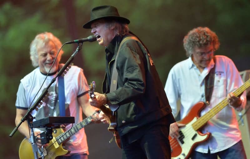 Two years ago, Neil Young withdrew his music from Spotify. Now the musician is returning to the streaming service - even if the cause of his dissatisfaction remains. Britta Pedersen/dpa