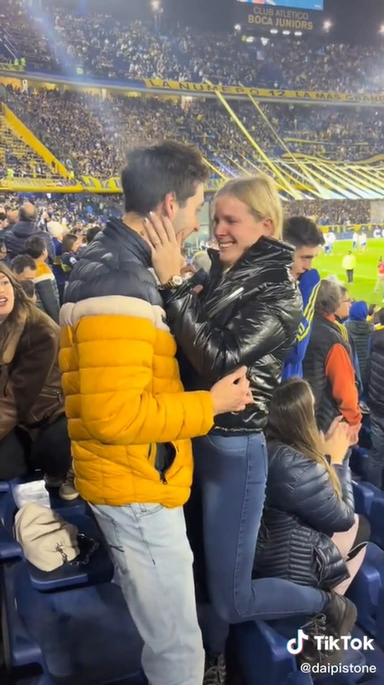 La emoción del compromiso: le propuso casamiento en la cancha de Boca (Foto: Captura de video)