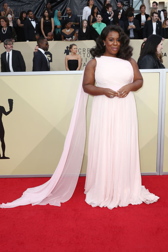 <p>Der OITNB-Star trug ein umwerfendes pinkes Kleid mit einer Schulterschleppe. (Bild: Getty Images) </p>