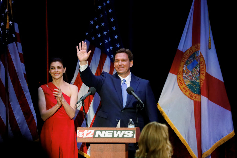 Ron DeSantis grüßt neben seiner Frau Casey DeSantis vom Rednerpult - noch als Gouverneur von Florida. (Bild: REUTERS/Marco Bello)