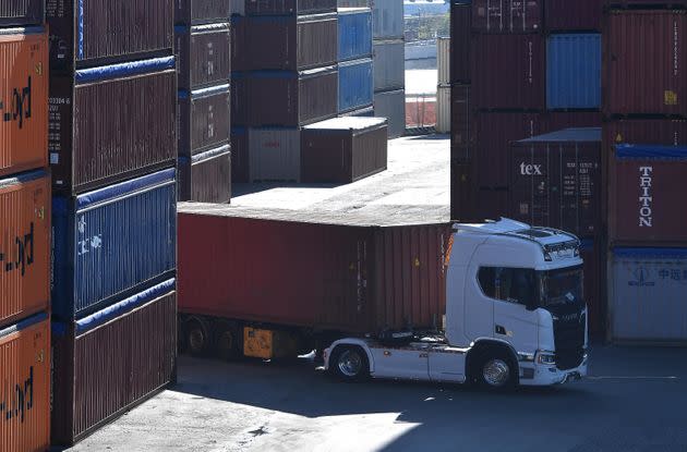 Il trasporto dei container al porto di Genova, 13 ottobre 2021 (Photo: LUCA ZENNARO ANSA)