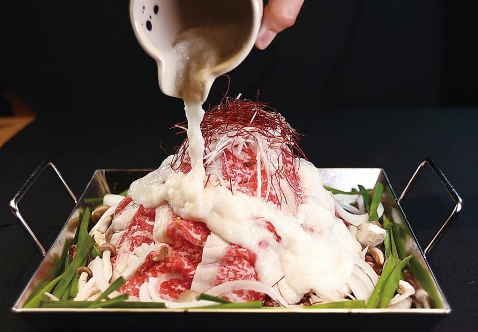〈富士山鍋〉是用日本和牛堆成山形，然後澆淋山藥泥，象徵日本富士山上的白雪，吃食時用壽喜燒醬汁將肉煮熟後享用。圖／姚舜