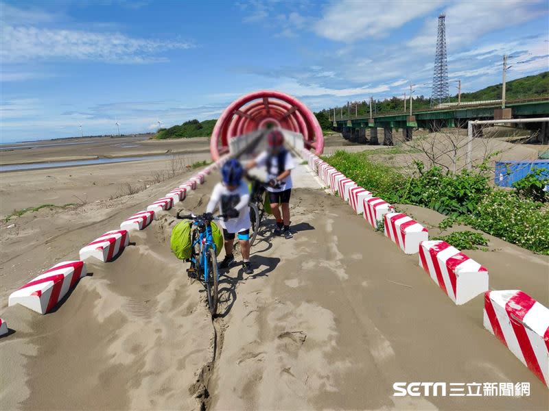 16天的單車環島，充滿各種考驗，但媽媽說，透過這樣的冒險，其實可以讓孩子們面對自己、克服困難。（圖／莊小姐授權提供）