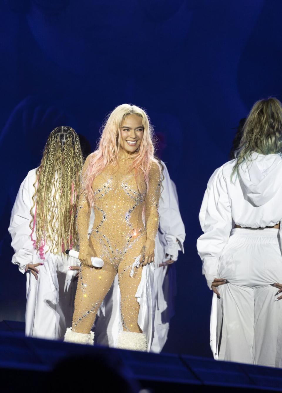 Karol G lució muy sensual en el escenario del Rose Bowl.