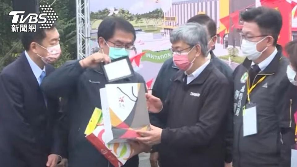 陳建仁到台南出席活動，台南市長黃偉哲也送上台南土特產。（圖／TVBS）