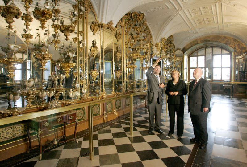 FOTO DE ARCHIVO. El primer ministro del estado de Sajonia, Georg Milbradt, y la canciller alemana, Angela Merkel, escuchan al director del museo Dirk Syndram (RtoL) durante su visita a Gruenes Gewoelbe (Bóveda Verde) en el Palacio Real de la ciudad de Dresde, en el este de Alemania