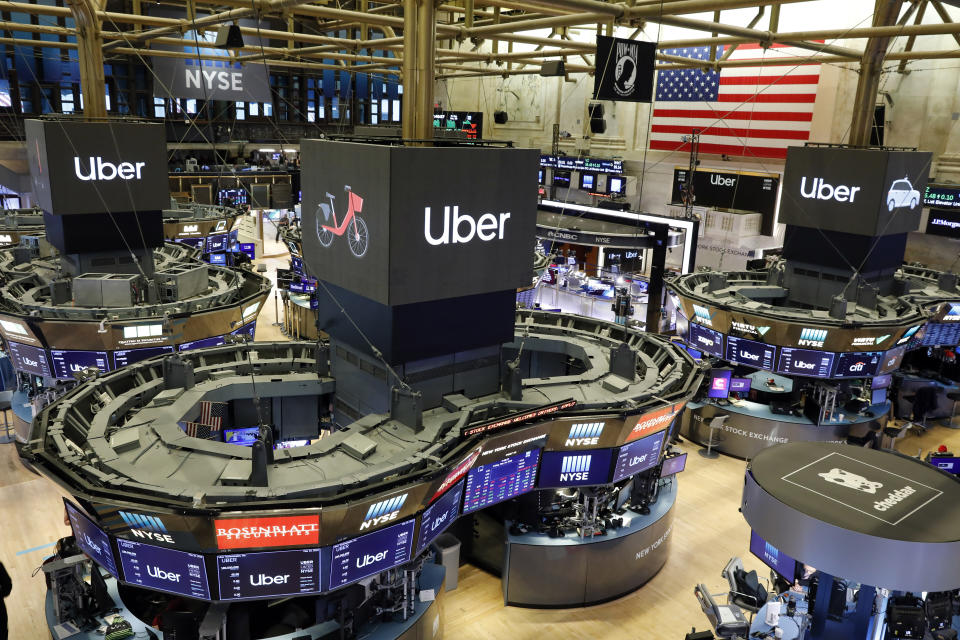 Los logos de Uber en el parqué neoyorquino, minutos antes de que comenzara la sesión bursátil del 10 de mayo. (AP Photo/Richard Drew)