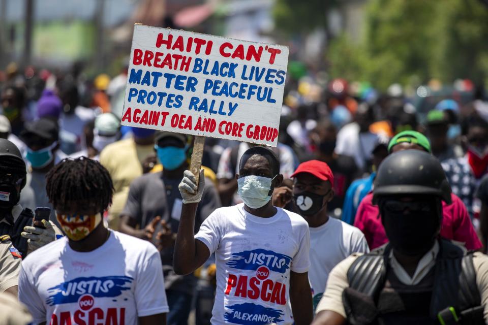 Demonstranten nehmen an einem Protest der Polizeigewerkschaft teil. Foto: Dieu Nalio Chery / AP / dpa