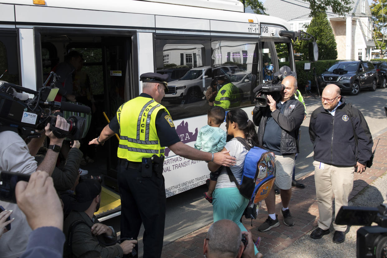 Inmigrantes entran a la Iglesia Episcopal de San Andrés en Edgartown, Massachusetts, en Martha’s Vineyard, el 15 de septiembre de 2022. (Matt Cosby para The New York Times)