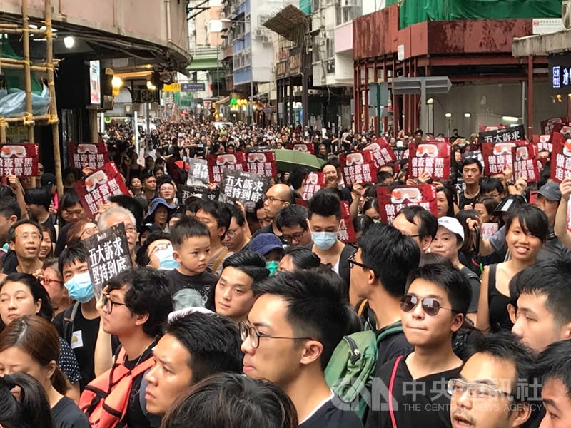 香港「民間人權陣線」18日下午在維多利亞公園舉行「止黑暴，制警亂」集會。圖為下午維園外的電器道和興發街一帶擠滿示威者，高喊香港加油。（ 中央社）