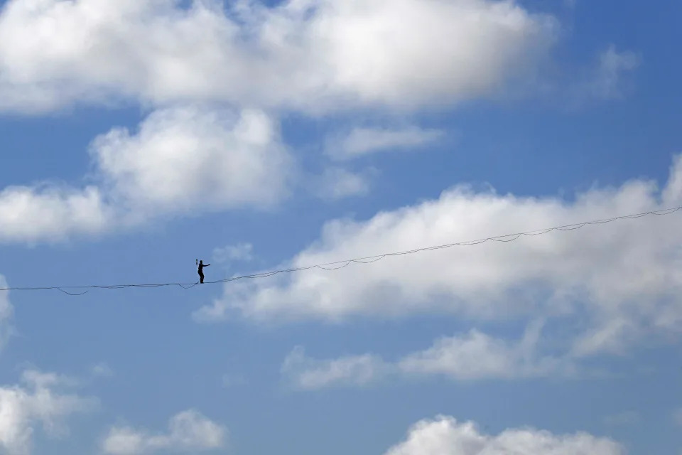 <p>Este joven francés de 28 años batió este 24 de mayo el récord del mundo del trayecto más largo sobre una cuerda floja al completar un recorrido de 2.200 metros. (Foto: Damien Meyer / AFP / Getty Images).</p> 
